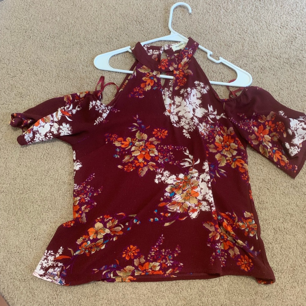 Shoulderless floral blouse
